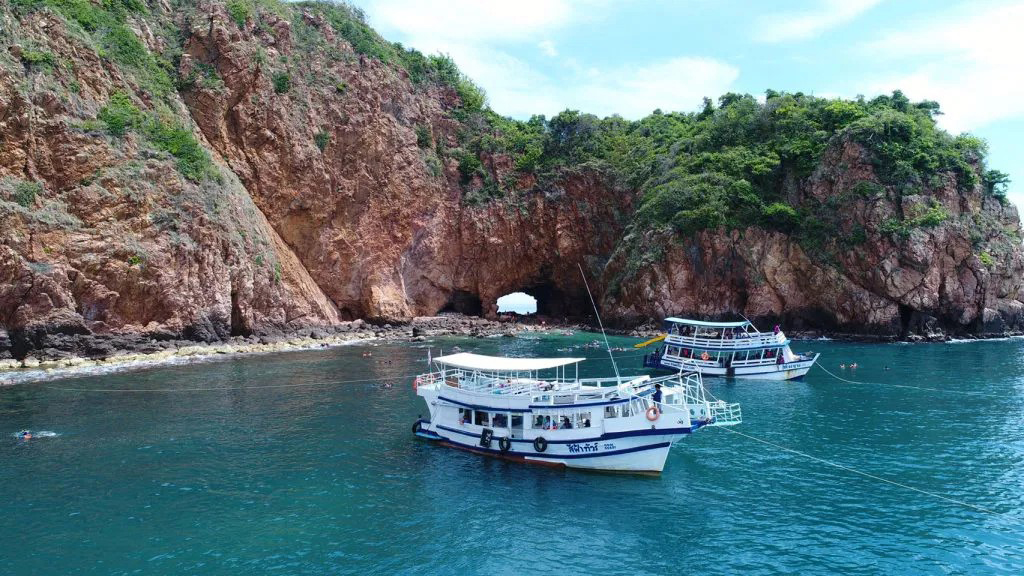 กาะทะลุ